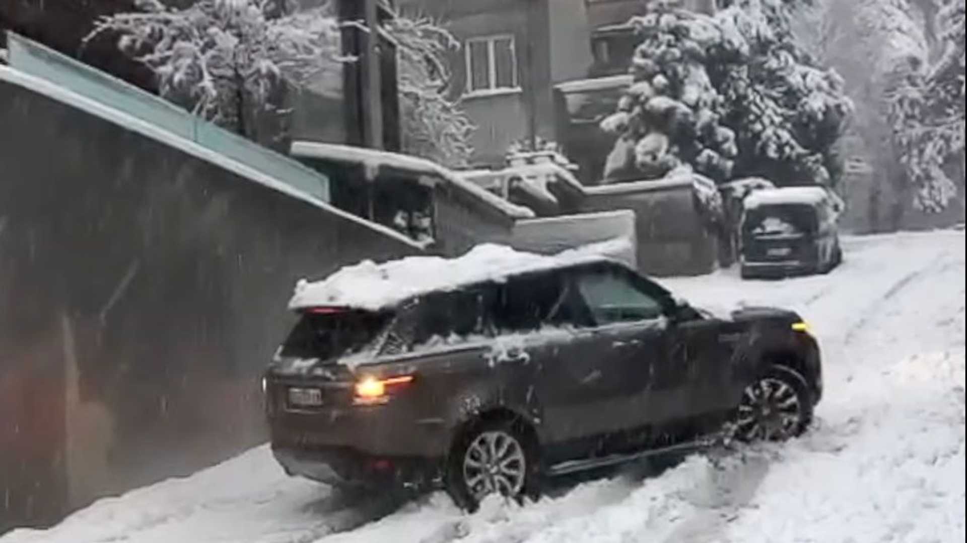 Range Rover Claims That Snow Tires Have Defeated Its Range Rover