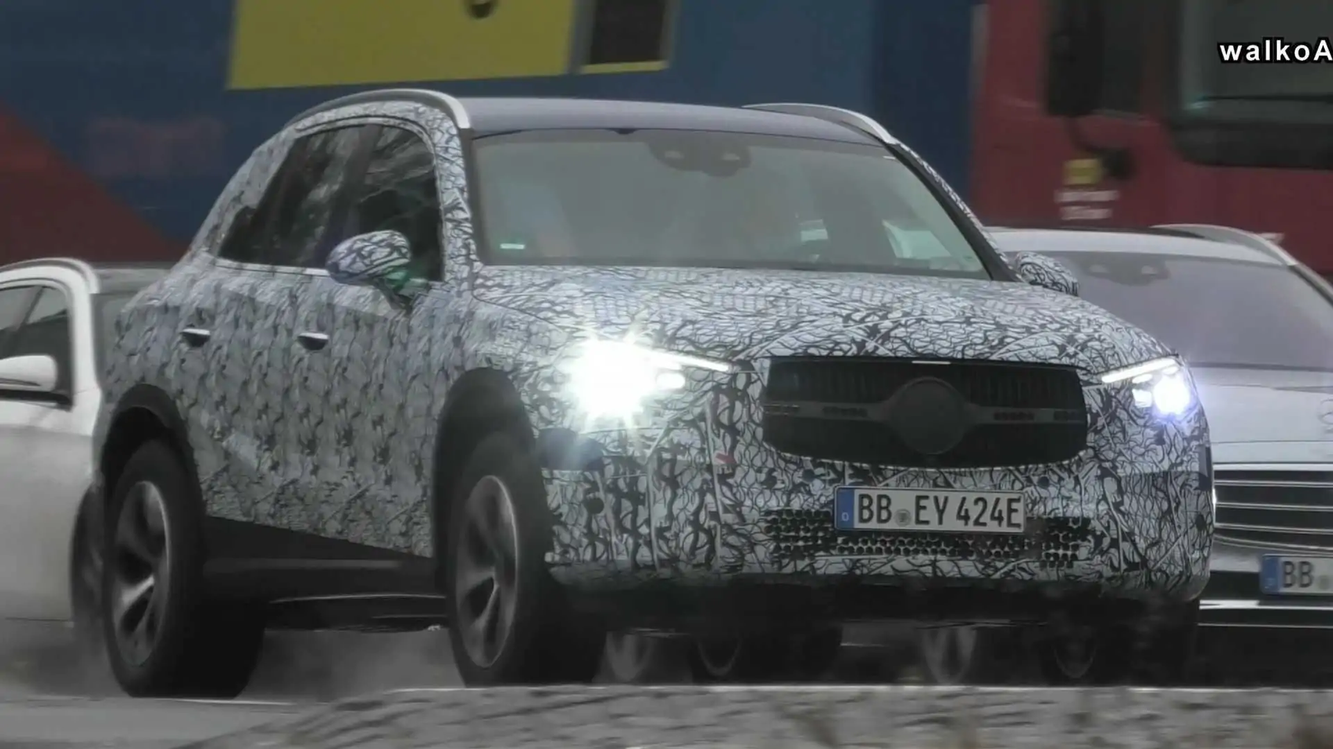 Watch the 2023 Mercedes-Benz GLC hybrid take off silently