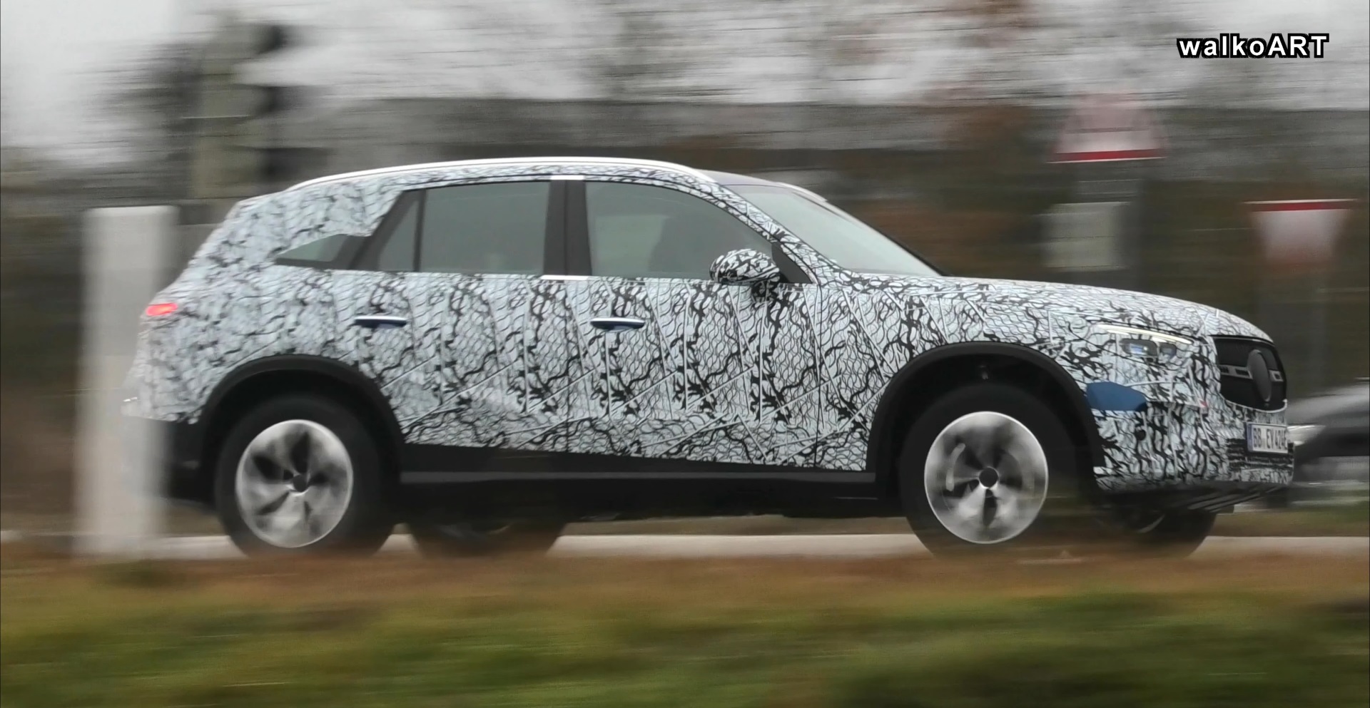 Watch the 2023 Mercedes-Benz GLC hybrid take off silently