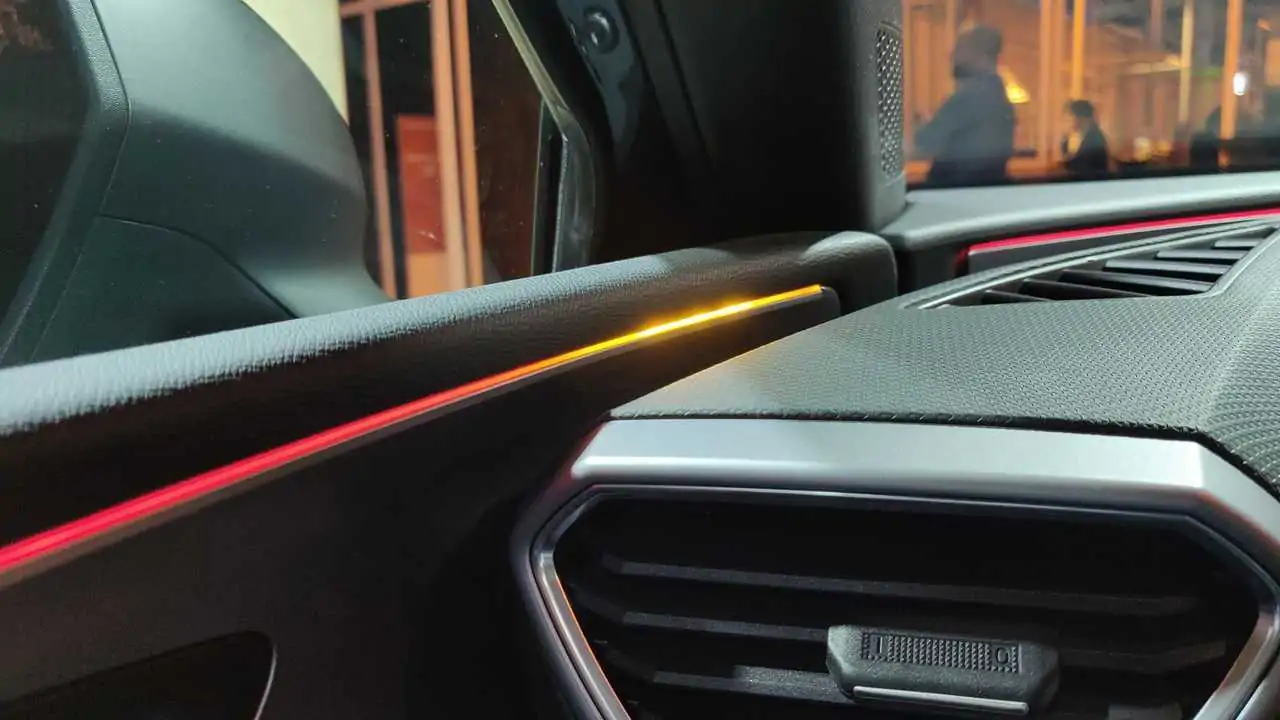 New SEAT Leon incorporates Blind Spot Warning in Ambient Lighting