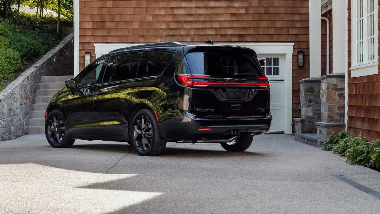 Chrysler Voyager Will Not Share The Pacifica's Facelift: Report