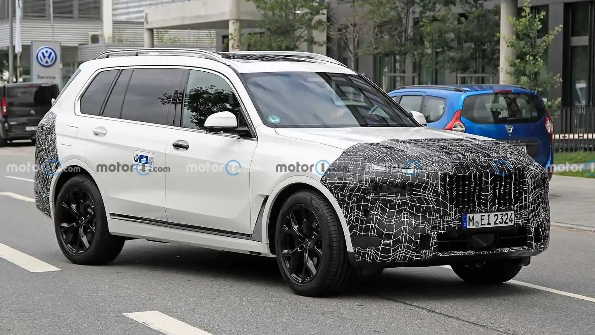 BMW X7 Facelift: New Spy Photos Show Its Split Headlights Designs