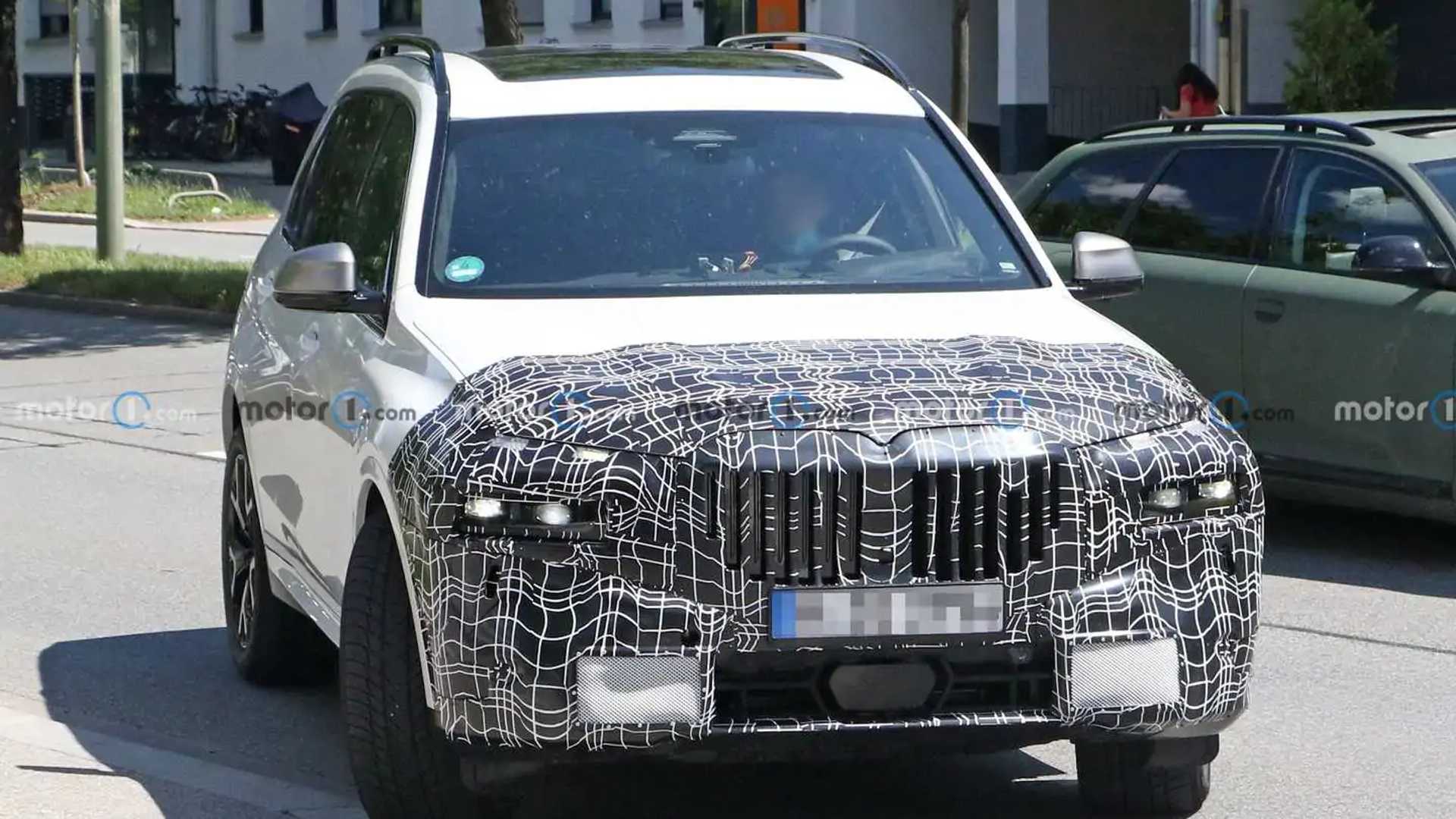 BMW X7 Facelift: New Spy Photos Show Its Split Headlights Designs