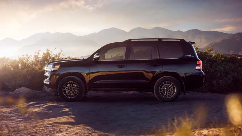 Toyota Land Cruiser Stretches out in Long-Wheelbase rendering