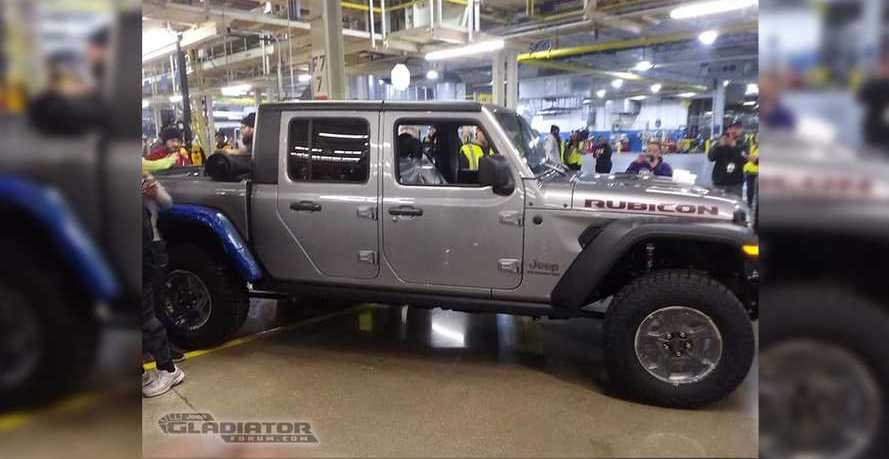 The First Production 2020 Jeep Gladiator Rolls Off Assembly [UPDATE]