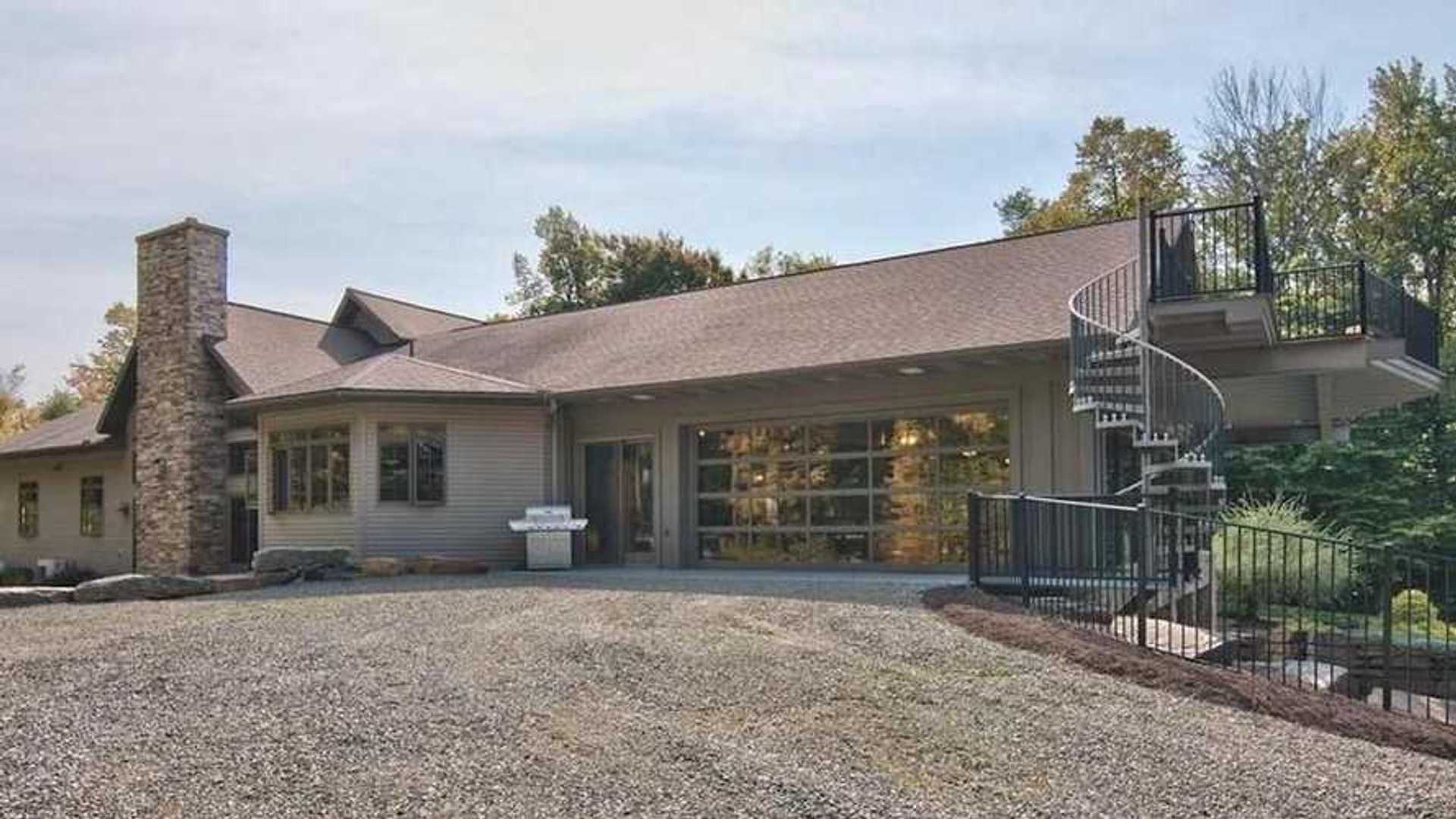 This house for sale is completely normal-looking and has a 25-car garage