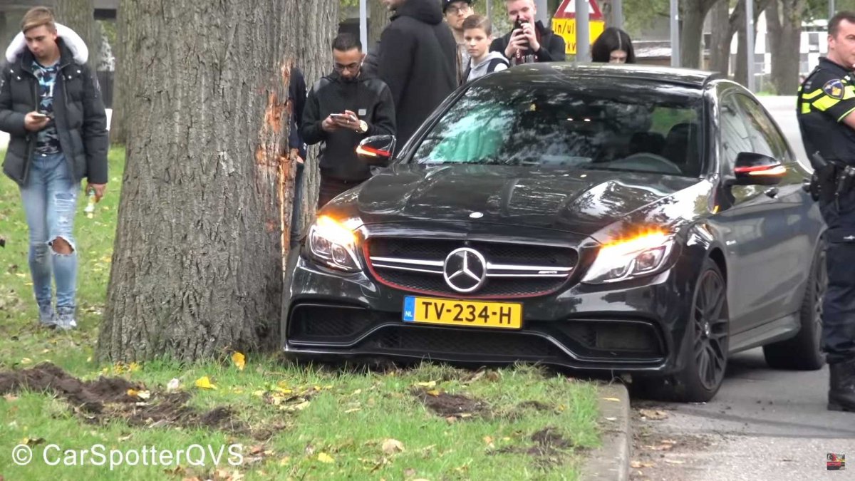 After a failed drift attempt, Mercedes-AMG C63 crashes into a tree