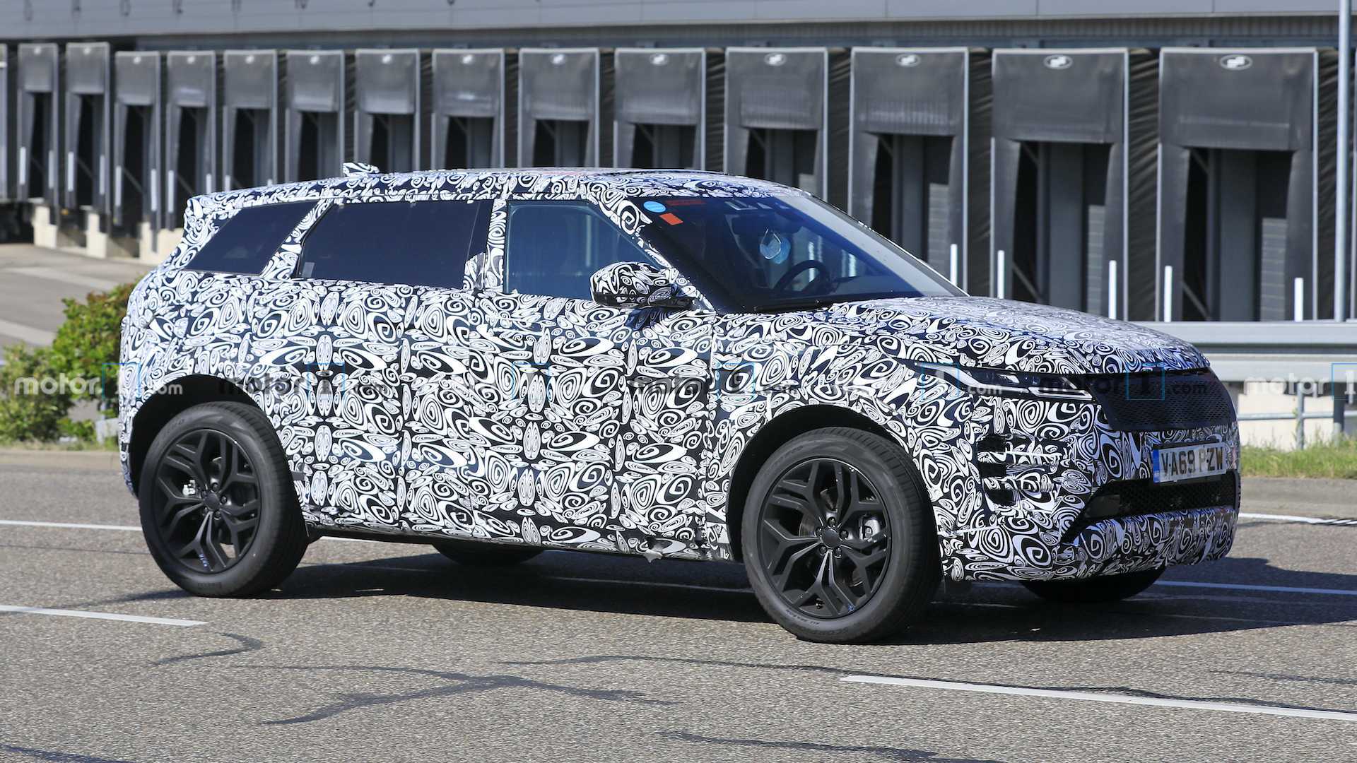 Seven-Seat Range Rover Evoque Spied Shows Off Its Longer Body