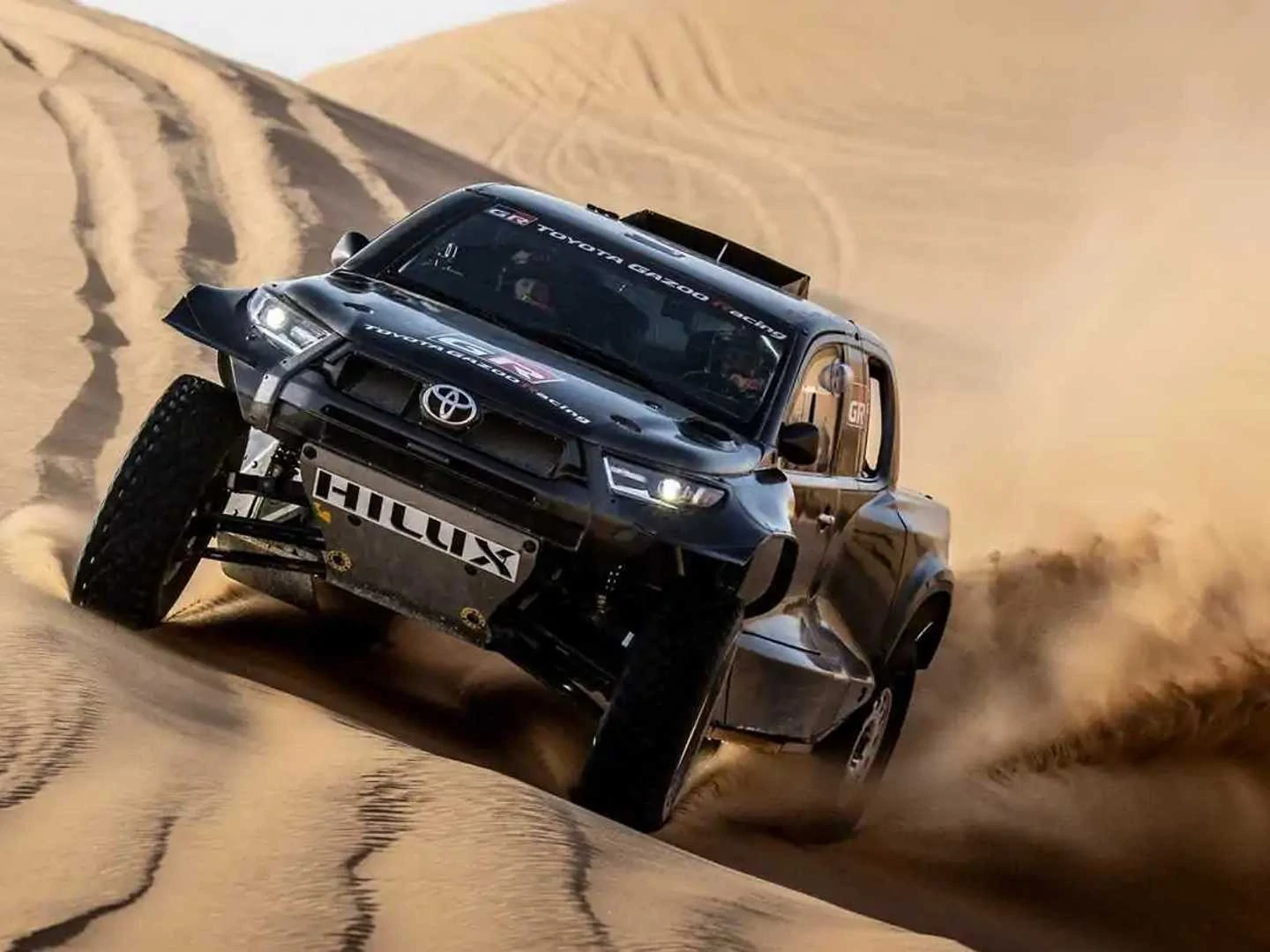 Dakar: Hardcore Toyota Hilux with Land Cruiser Power