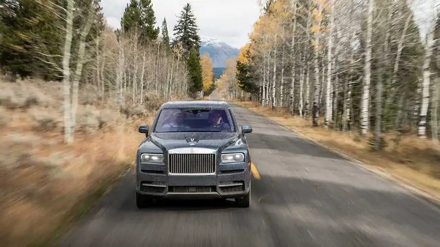 Rolls-Royce Cullinan Drag Races Bentley Bentayga