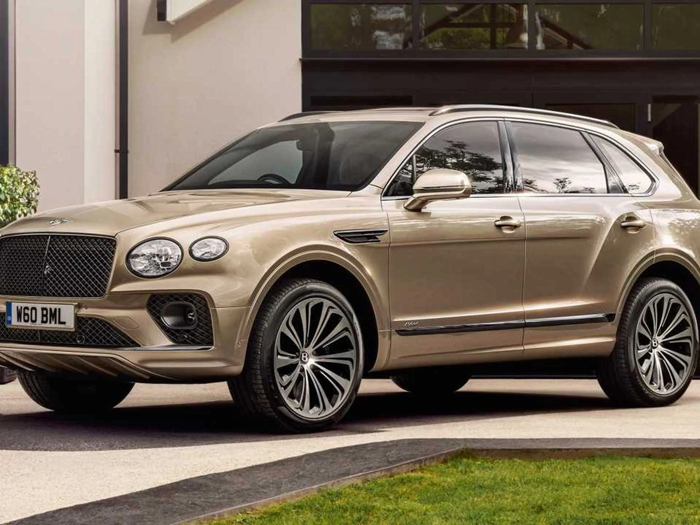 Bentley Bentayga Mulliner Offers 100 Veneer Options, 27 Hide Colors