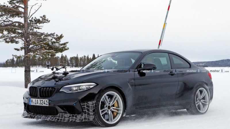 2020 BMW M2CS CS - Snow wearing a black suit