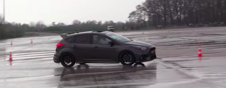 Ford Focus RS Driver Desperately Attempts to Drift on Damp Tarmac