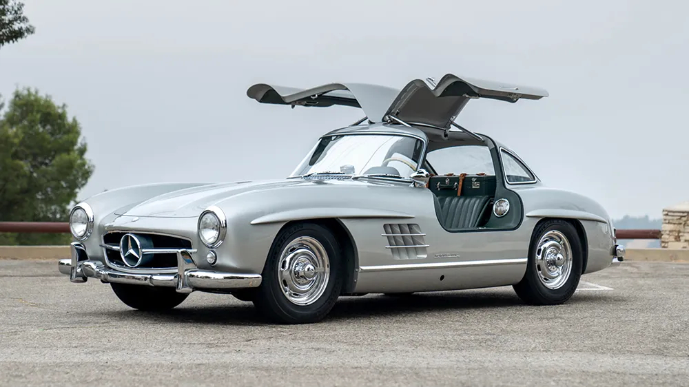 Mercedes 300 SL Gullwing Still Looks Amazing Despite Being a Decade Old