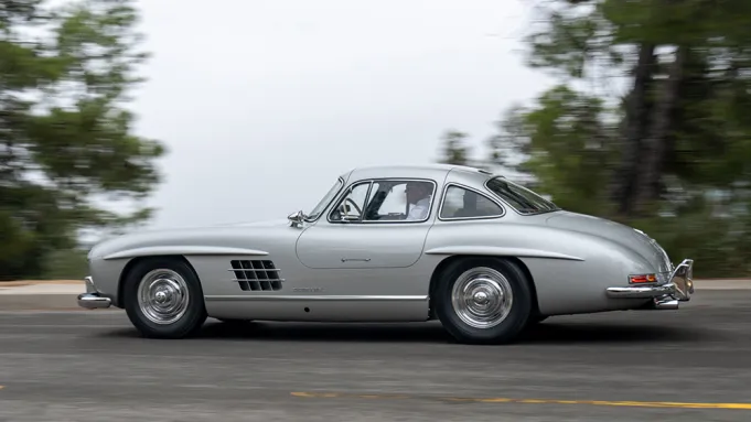 Mercedes 300 SL Gullwing Still Looks Amazing Despite Being a Decade Old