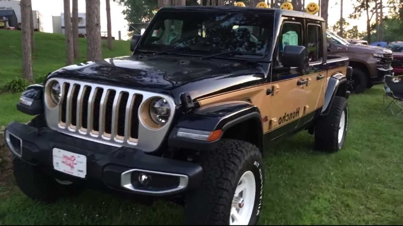 A Jeep Dealer recreates the Classic J-10 Honcho with a New Gladiator