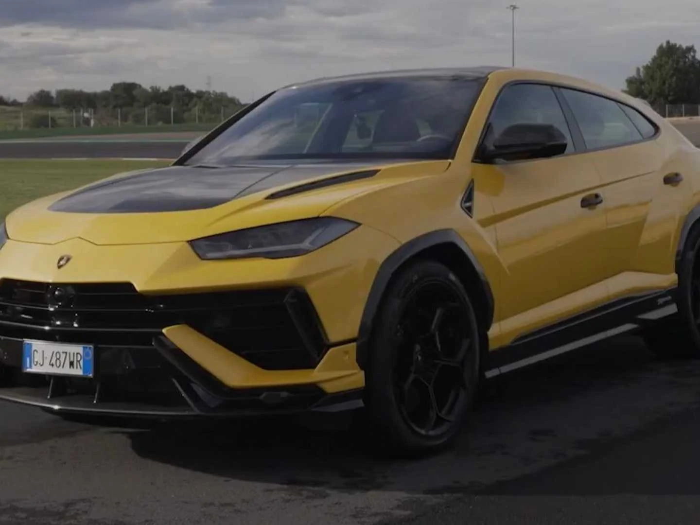 Lamborghini Urus High Speed Run Shows Incredible Acceleration