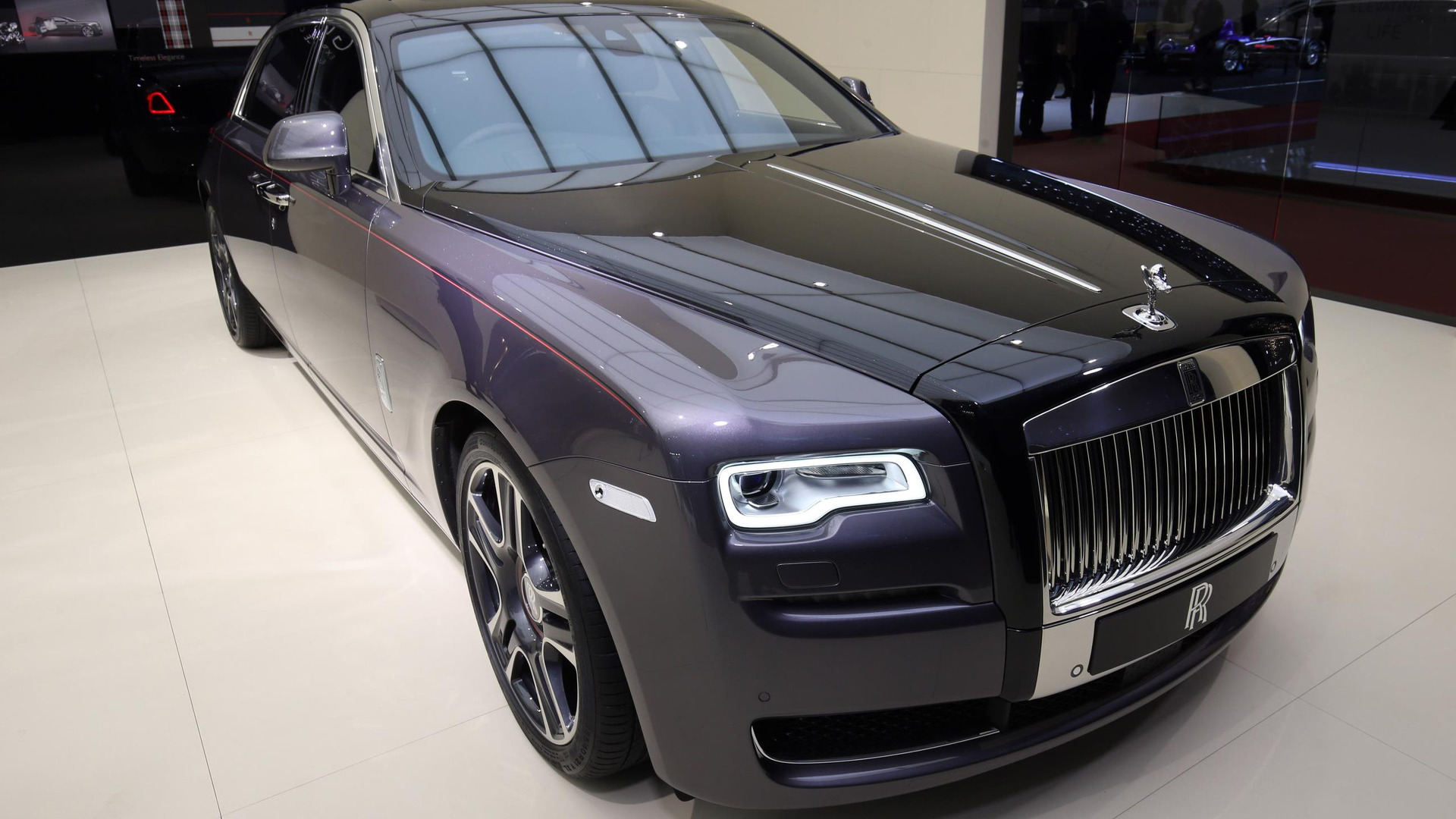 Rolls-Royce Ghost Elegance sparkles with diamond-studded painted accents