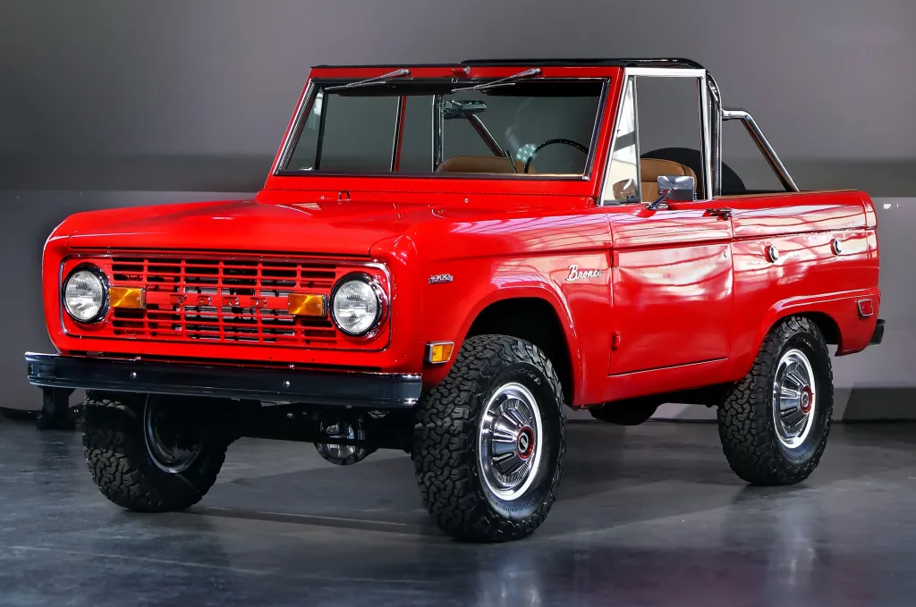 Hollywood Actress Sydney Sweeney Restores Her Classic Bronco