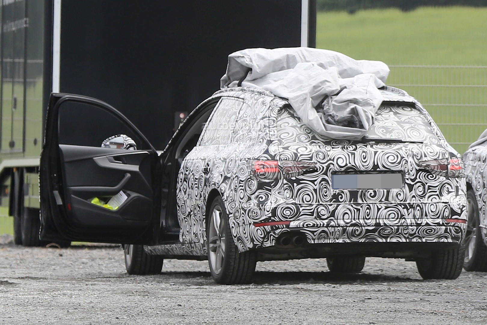 Interior of 2016 Audi S4 Avant partially revealed in the latest spy shots