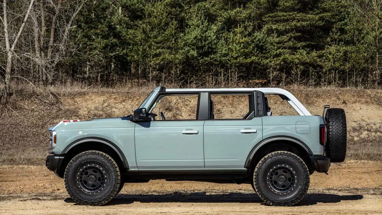 Ford Bronco Badlands looks bad to the bone on 37-inch tires