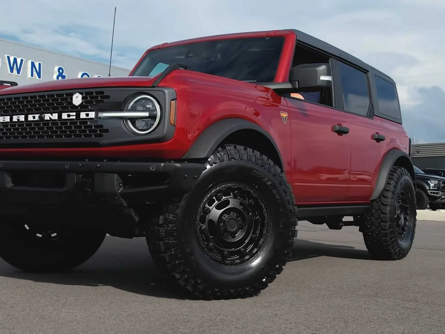 Ford Bronco Badlands looks bad to the bone on 37-inch tires