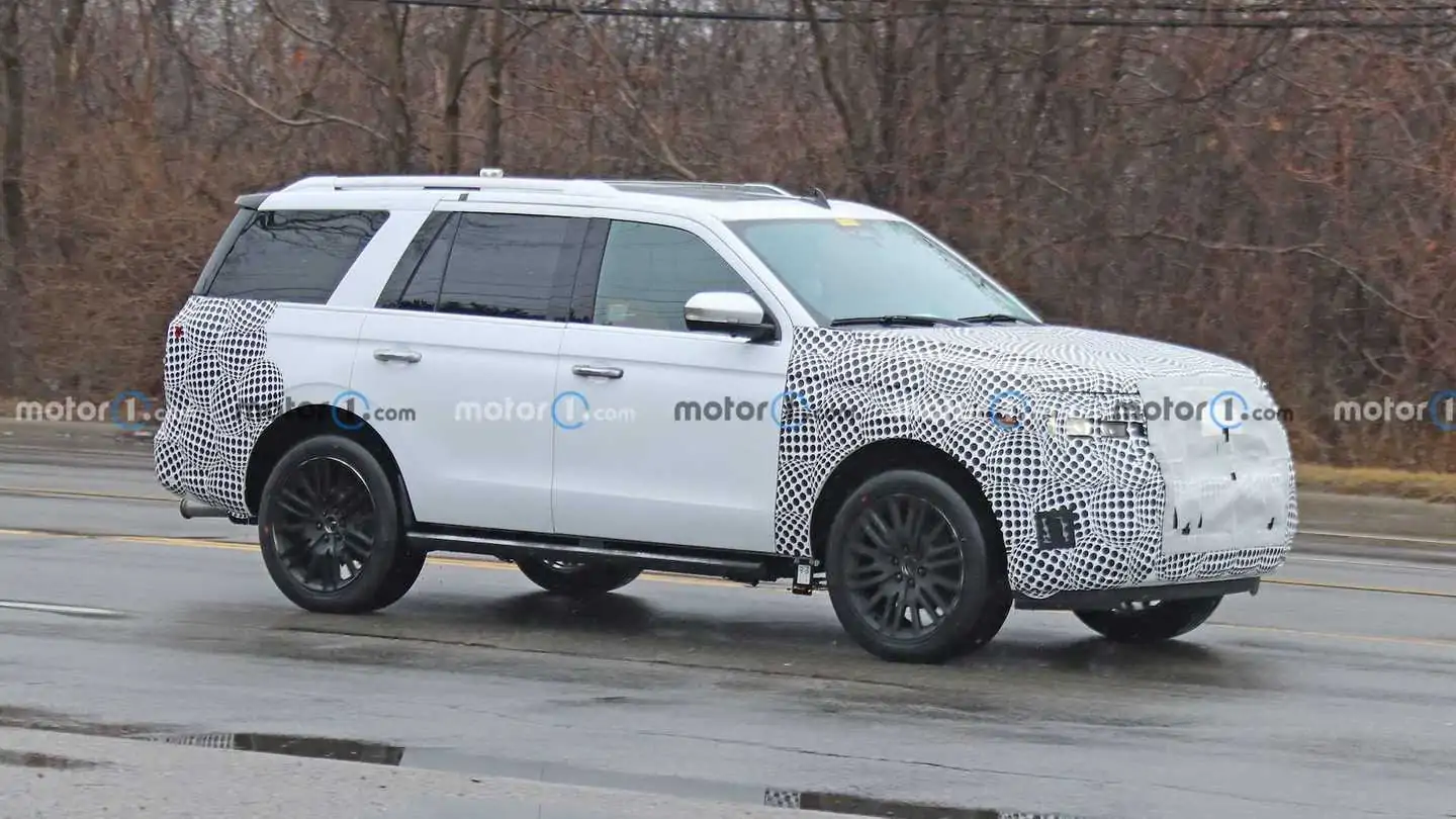 Motor1.com Reader Spots 2022 Ford Expedition Facelift