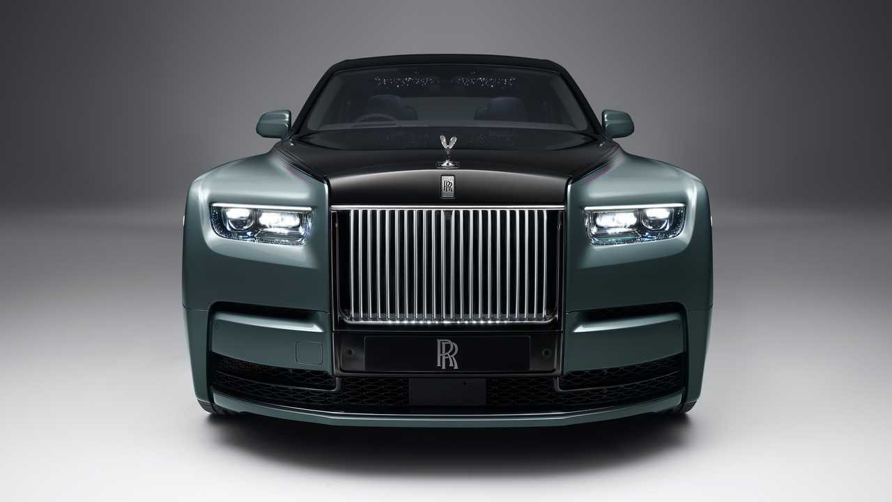 2023 Rolls-Royce Phantom With Illuminated Grille and Disc Wheels