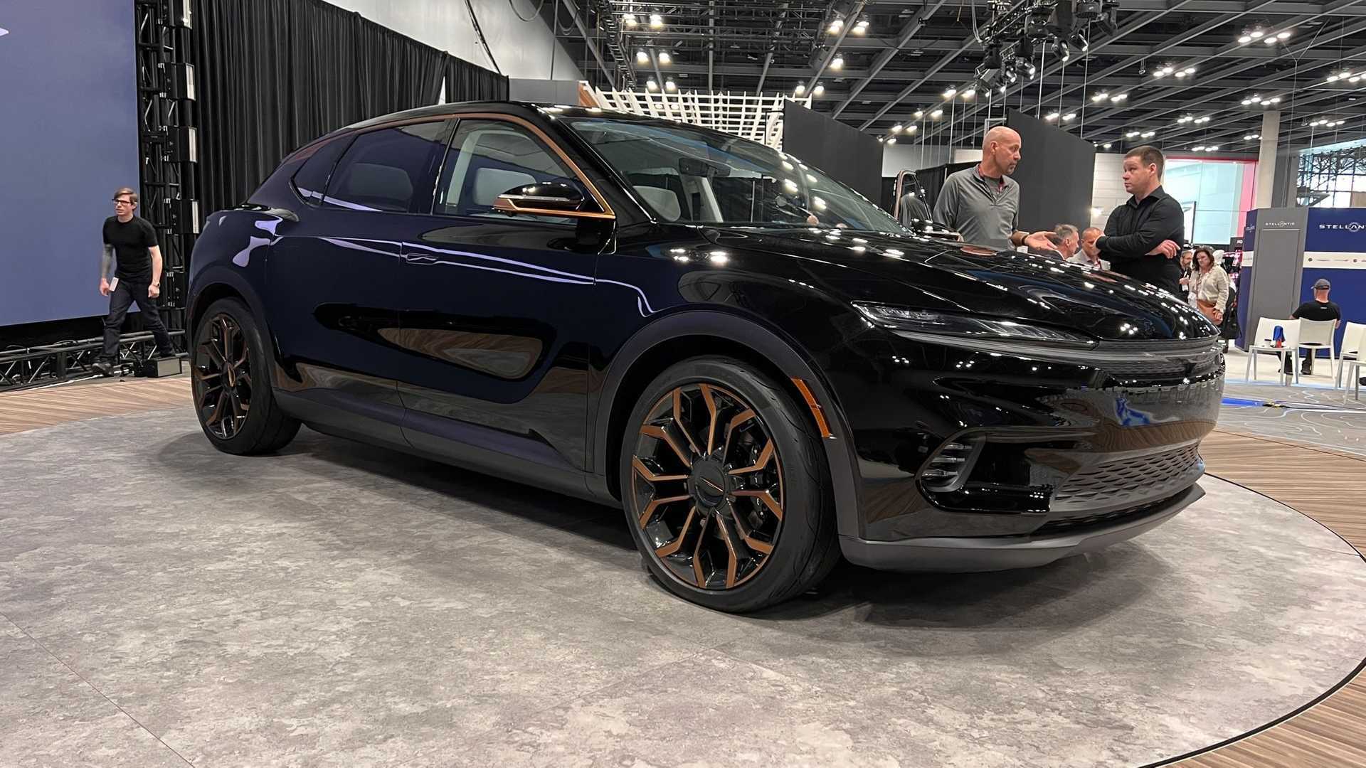 Chrysler Airflow Graphite Concept Introduced With a New Look and Same 400 HP Electric Vehicle System