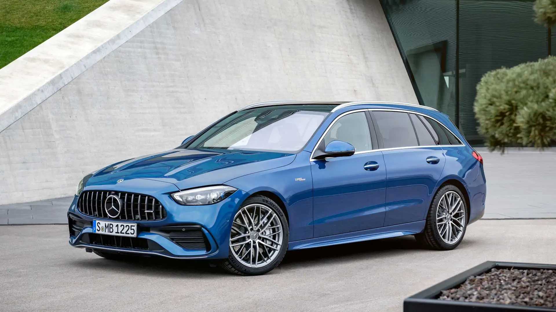 2023 AMG C43 Receives the Wagon Treatment in Europe, Where Long Roofs Still Matter