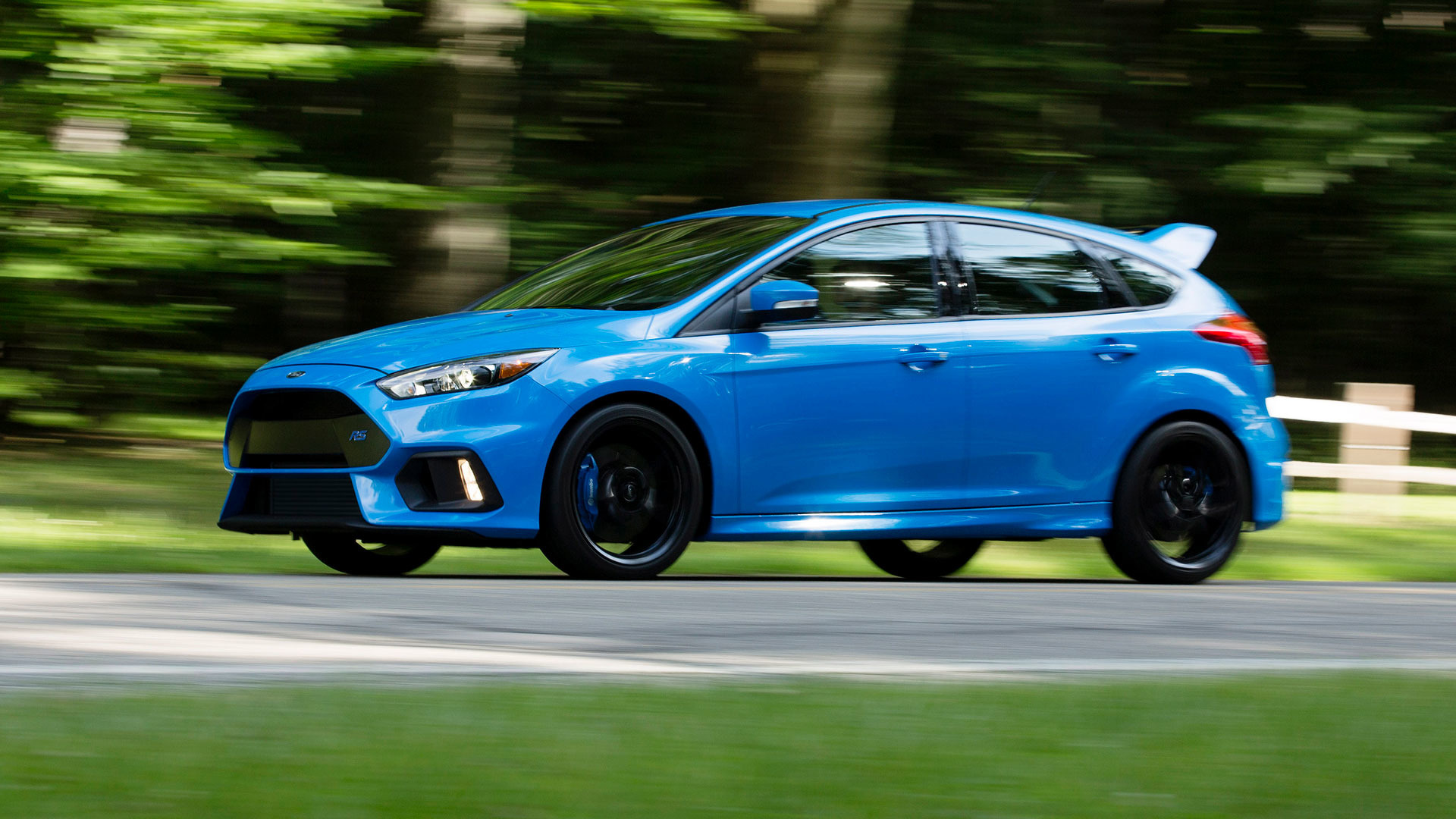 Ford Focus RS shifts into sixth gear at 153 MPH in top speed run