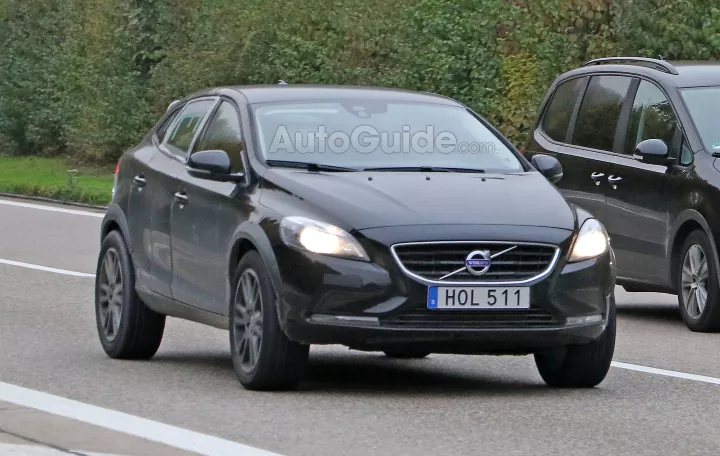 2017 Volvo XC40 mule spied