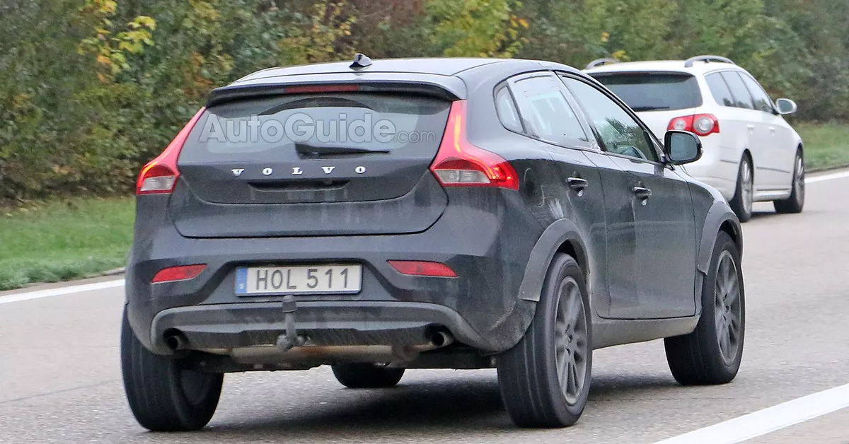 2017 Volvo XC40 mule spied