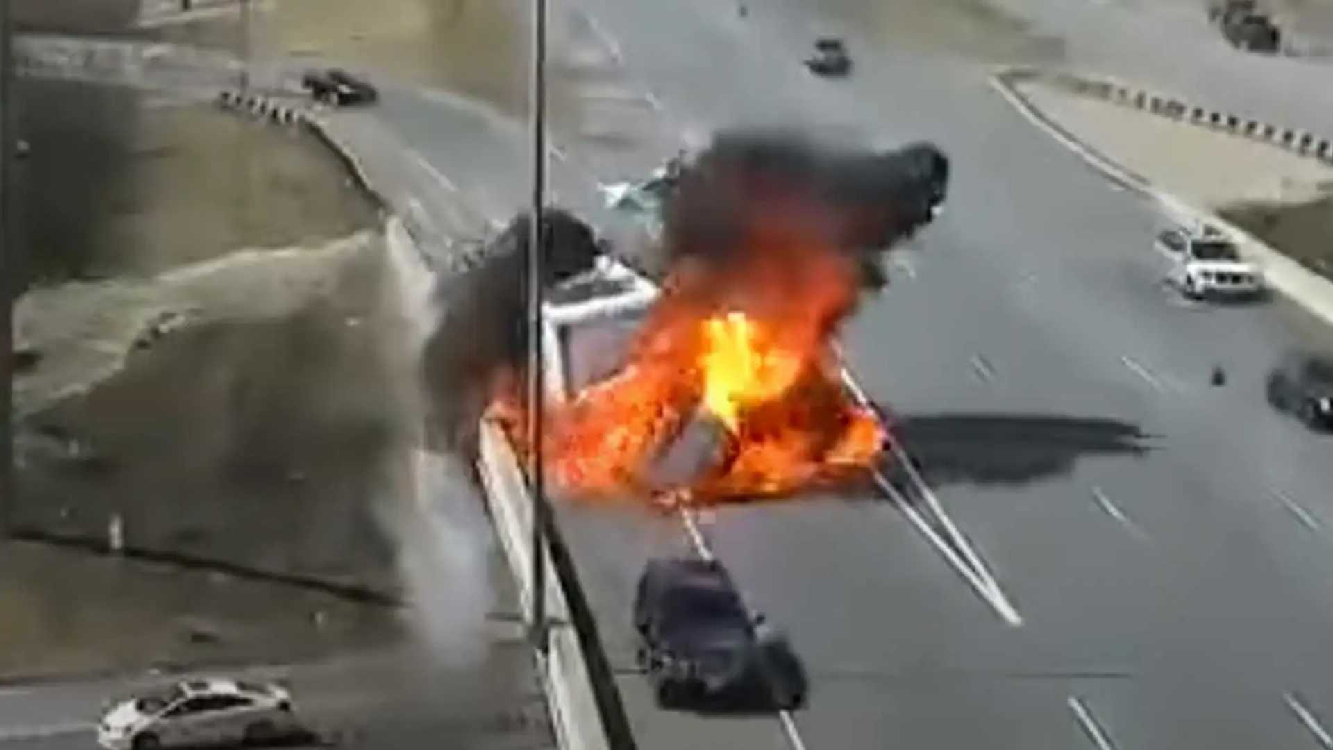 Dramatic Car Crash: Box Truck in Flames After Box Truck Falls, Driver Goes Away