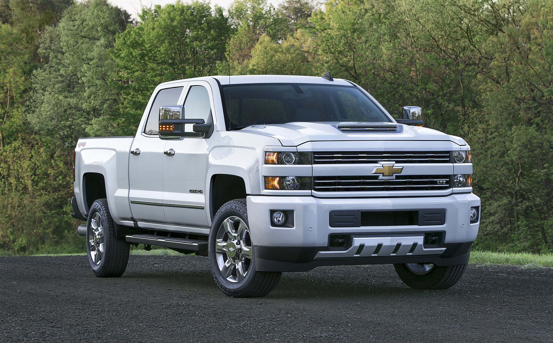 2017 Chevy Silverado 2500HD gets ram-air Hood scoop