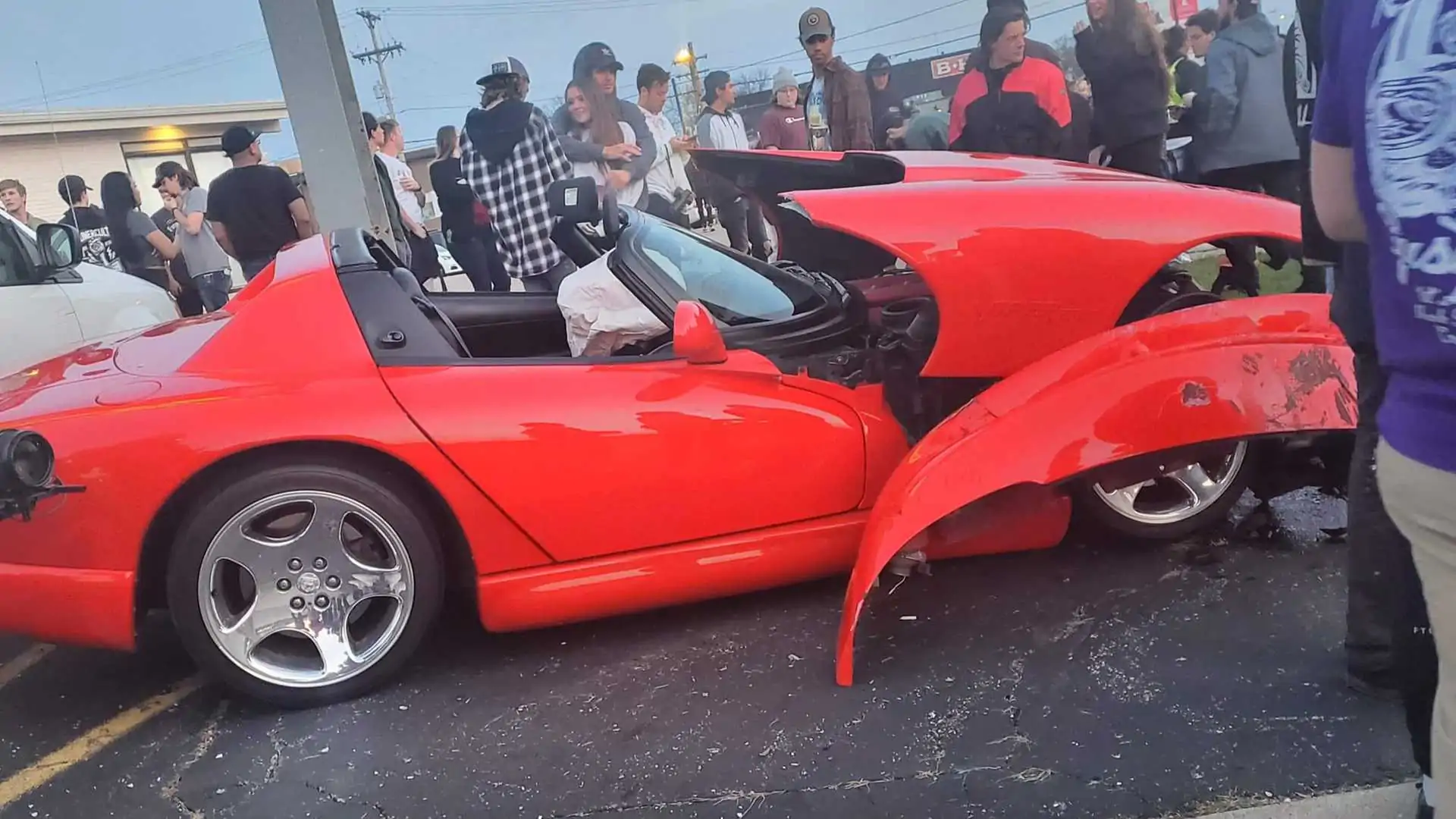 Attack of the '90s: First-Gen Dodge Viper Crashes While Racing Integra