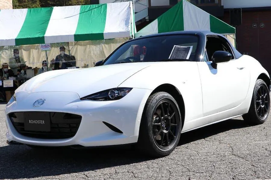 Mazda MX-5 990S Japan Special Edition Weighs Just 2,182 LBS