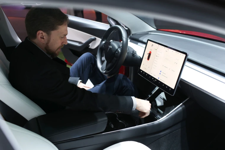 Tesla Drivers can play video games while driving [UPDATE]