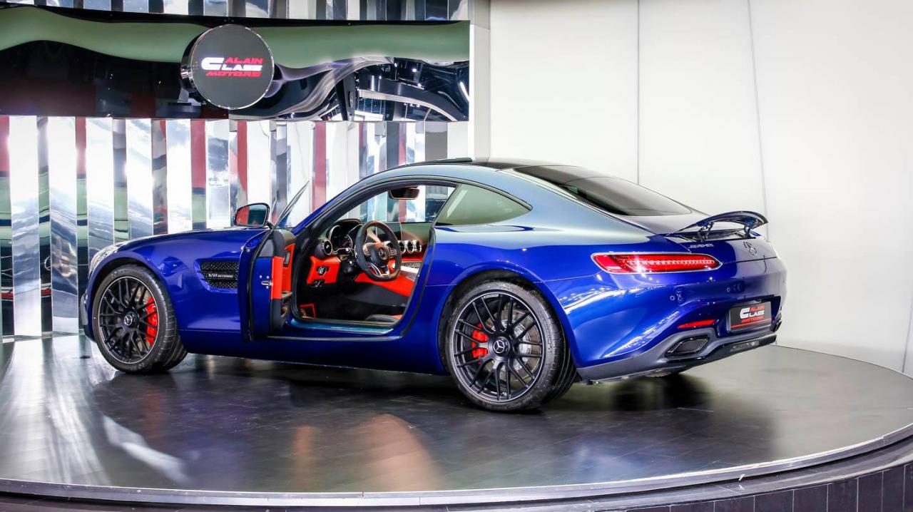 Dubai dealership displays blue Mercedes-AMG GT S (35 photos)