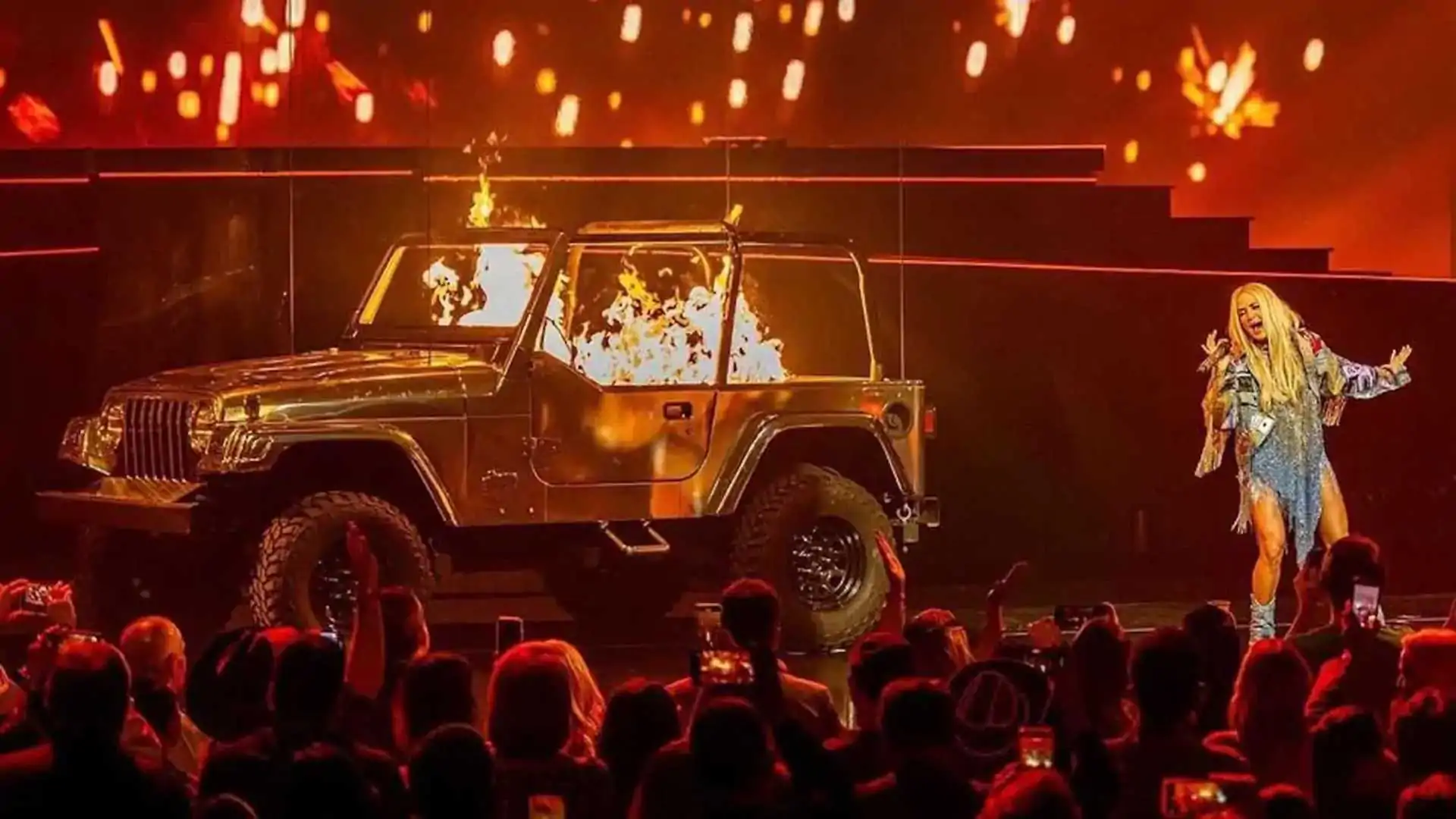 Las Vegas: Carrie Underwood Lights a Jeep Wrangler on Fire