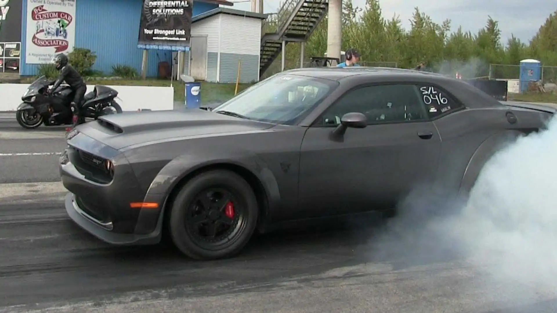 Dodge SRT Demon Pulls a Wheelie in Valiant Drag Race Against Modded Hayabusa