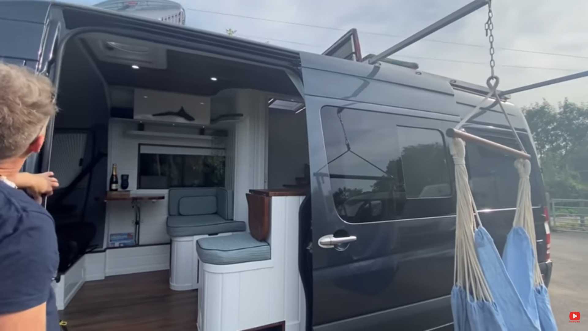 Beautiful Camper Van with Rooftop Terrace. Space for a Dinner Party