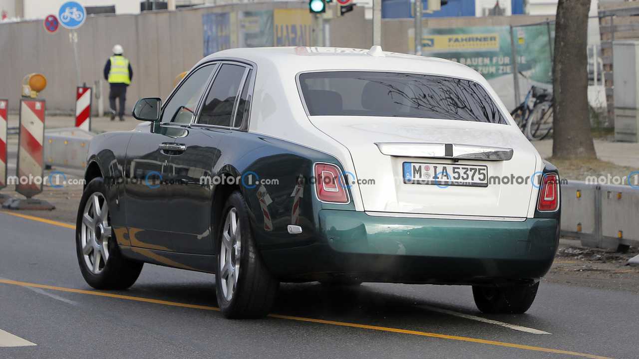 Rolls-Royce Phantom Facelift: Spy Photo Debut in Two-Tone Style