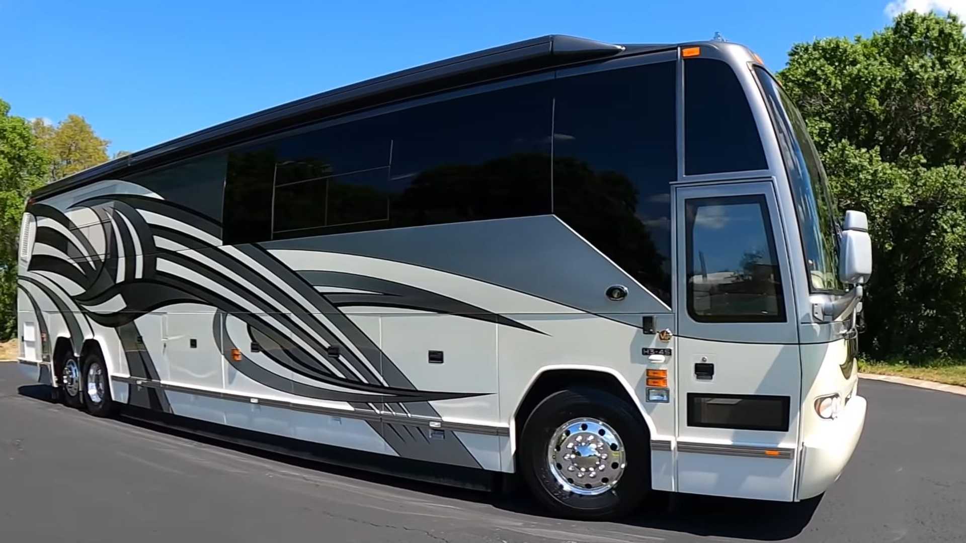 Bonkers Luxury Motorcoach With Two Bathrooms and a Basement Bedroom