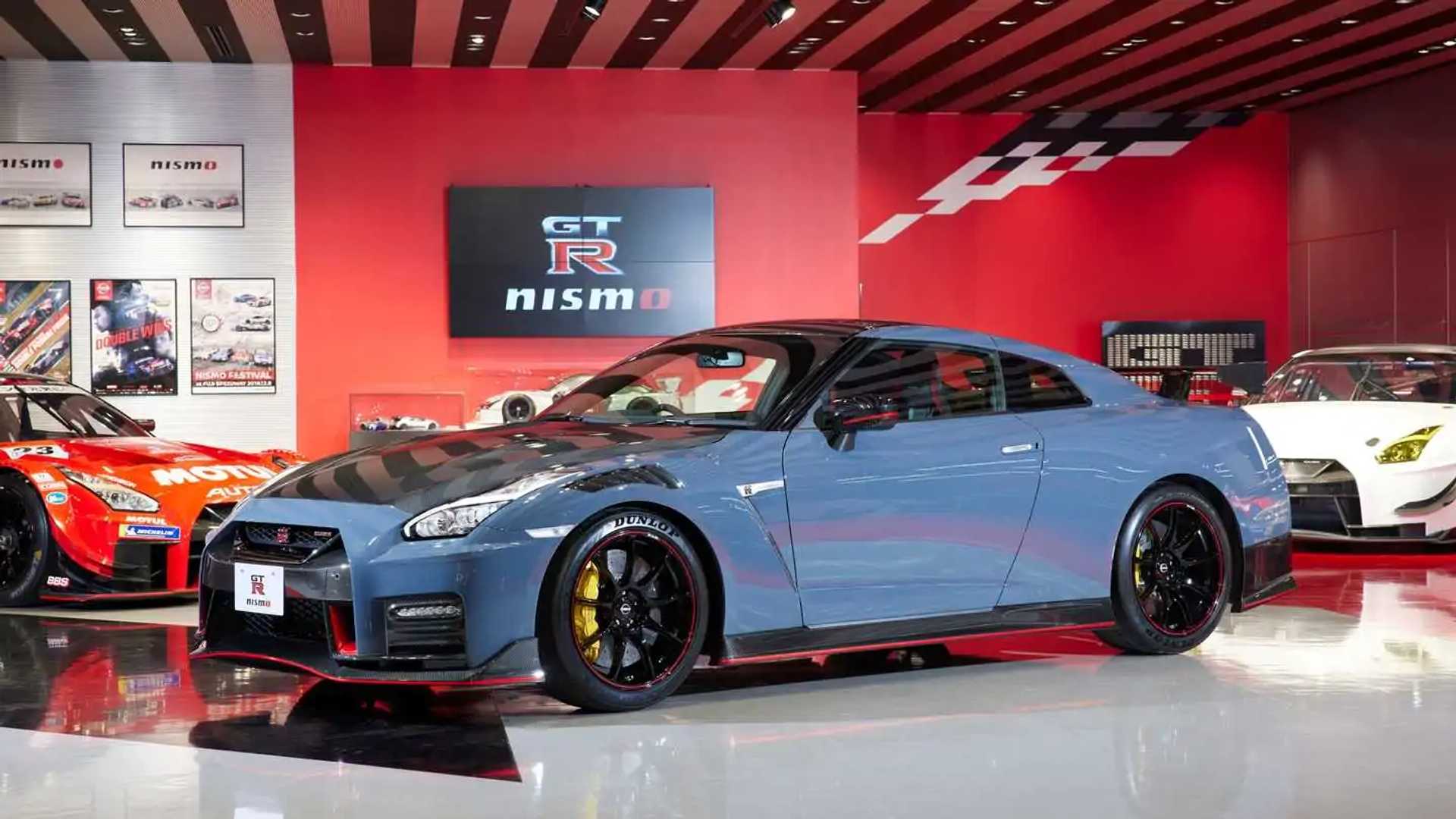 Nissan GT-R Nismo Special Edition Brings Exposed Carbon Fiber Hood