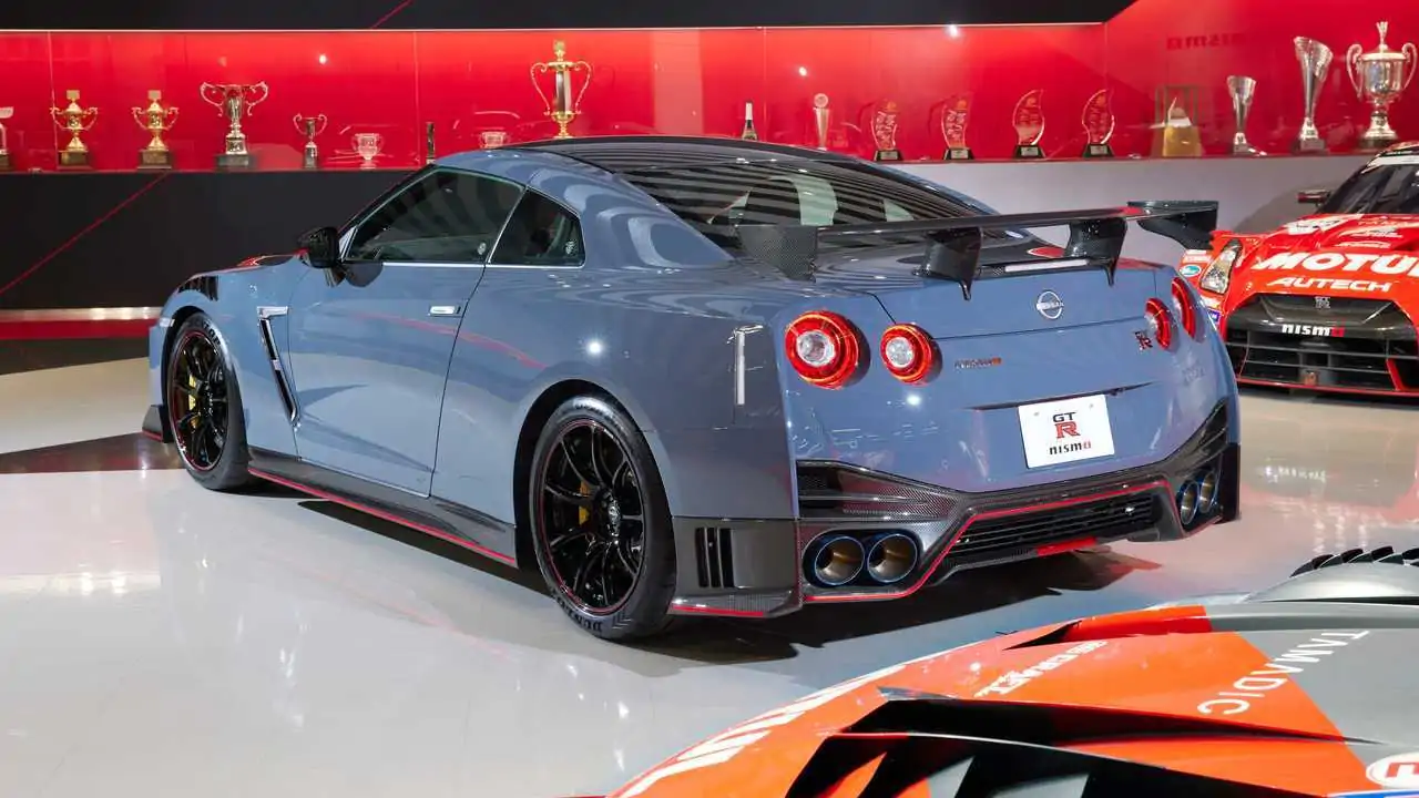 Nissan GT-R Nismo Special Edition Brings Exposed Carbon Fiber Hood