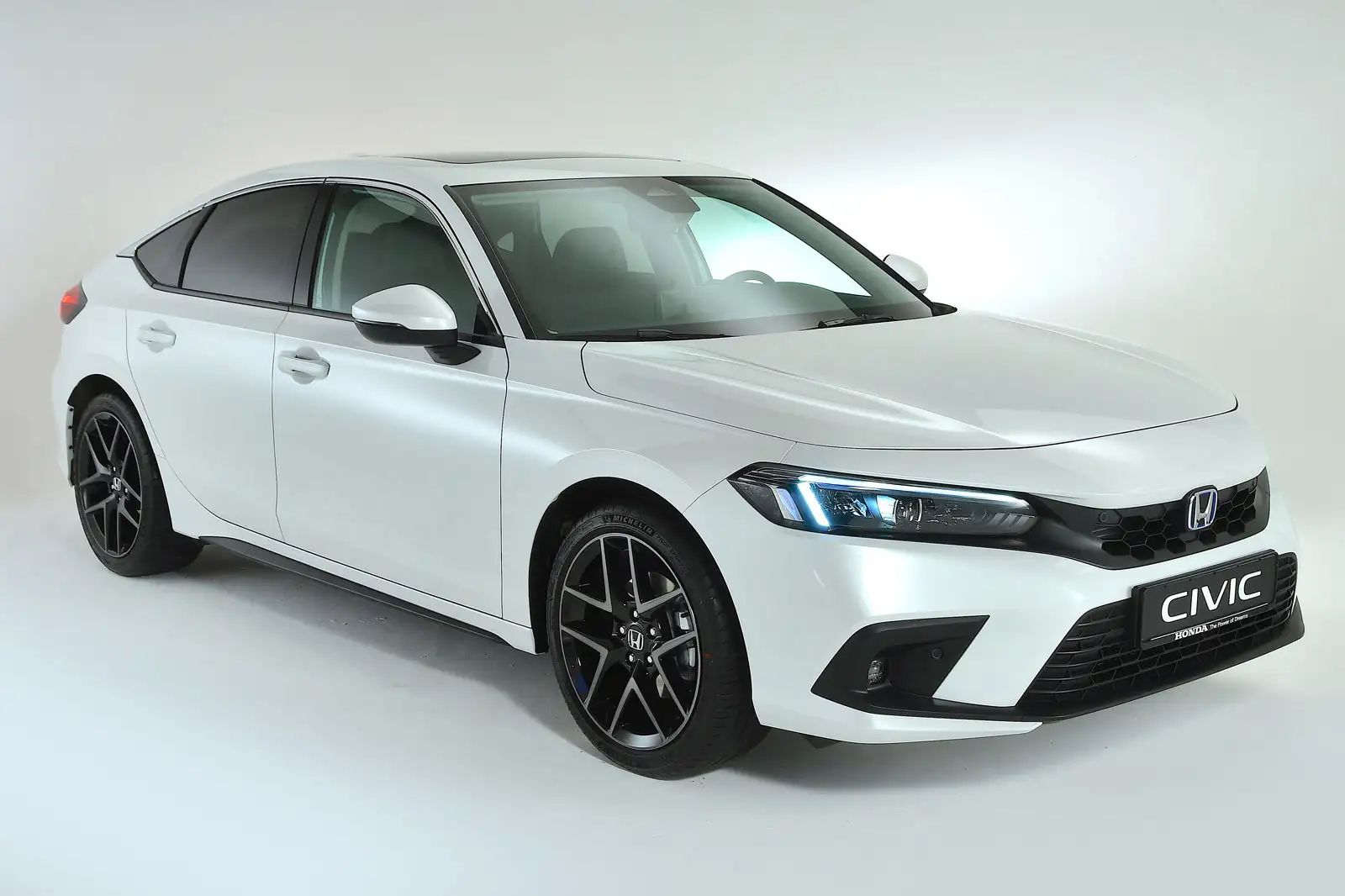 2022 Honda Civic Revealed In Final Form in Silver and White