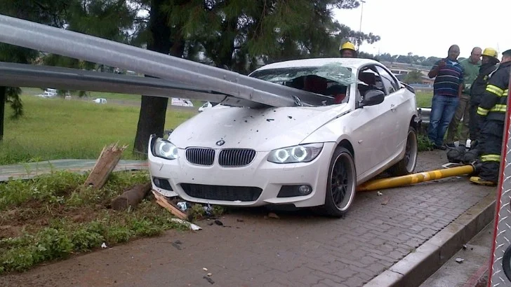 Amazing crash: BMW 335i crashes into guardrail, nobody gets hurt