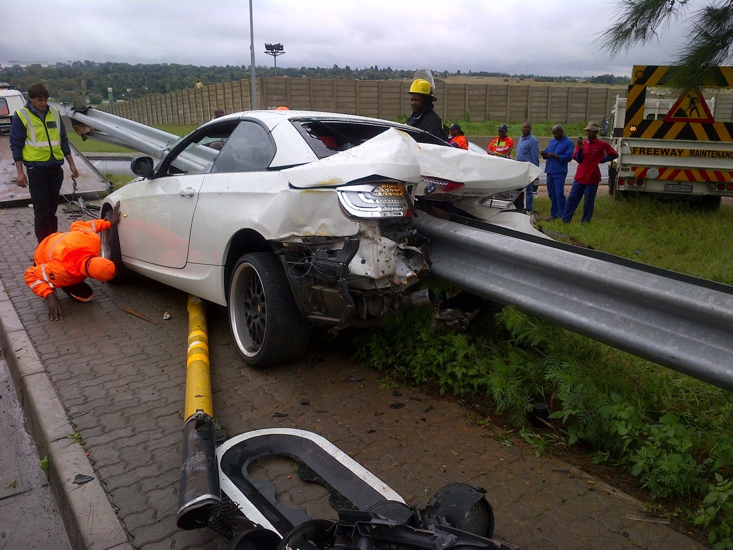 Amazing crash: BMW 335i crashes into guardrail, nobody gets hurt