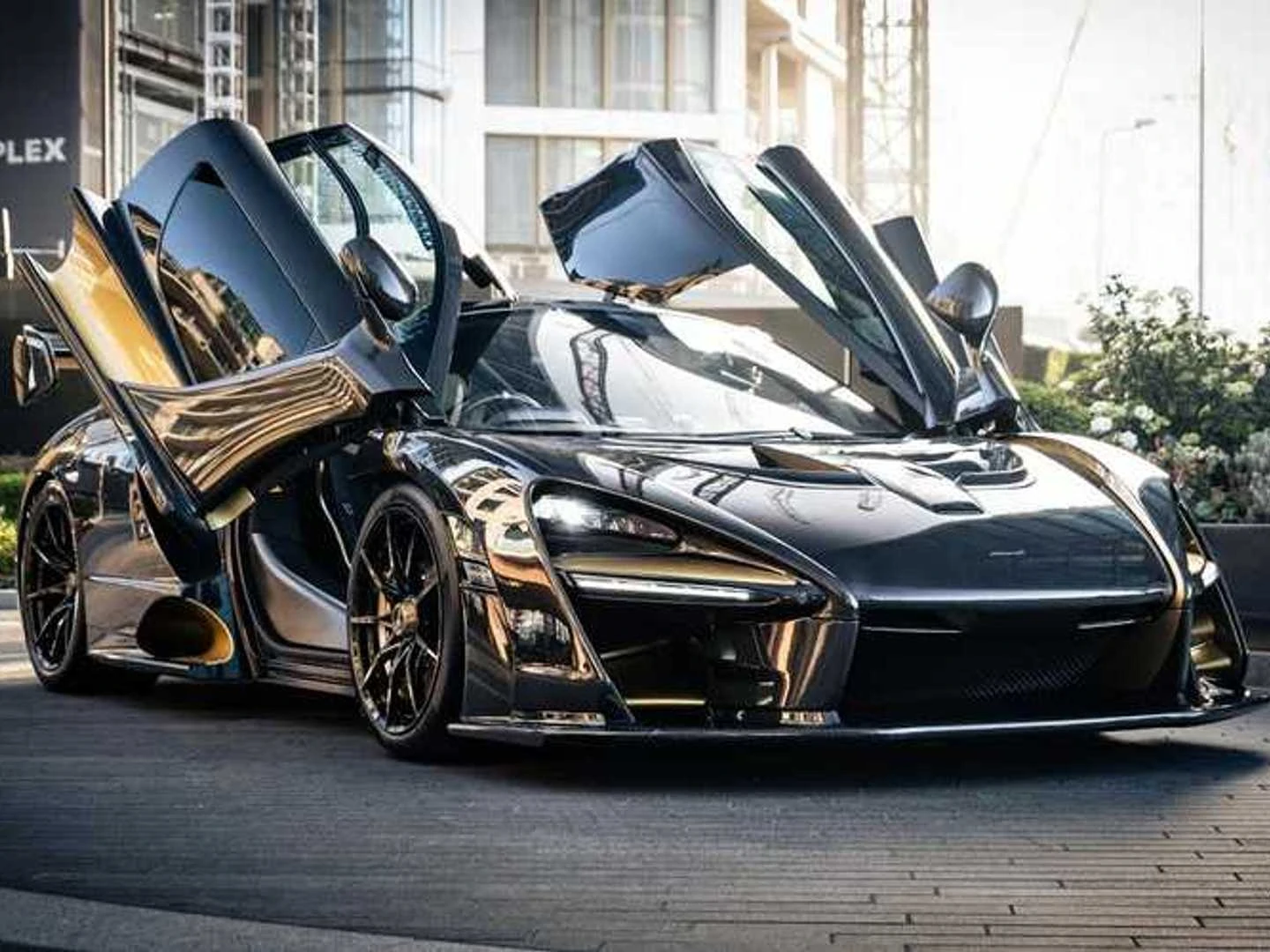 Full Carbon Fiber McLaren Senna Looks Like A Million Bucks